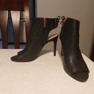 Louise et Cie Leather Black and Gold Heels Size 8
